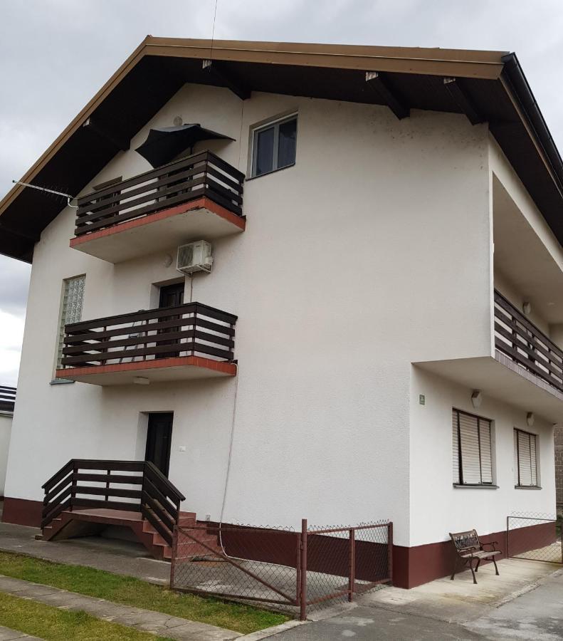 Apartman Atelier คาร์โลวัตส์ ภายนอก รูปภาพ