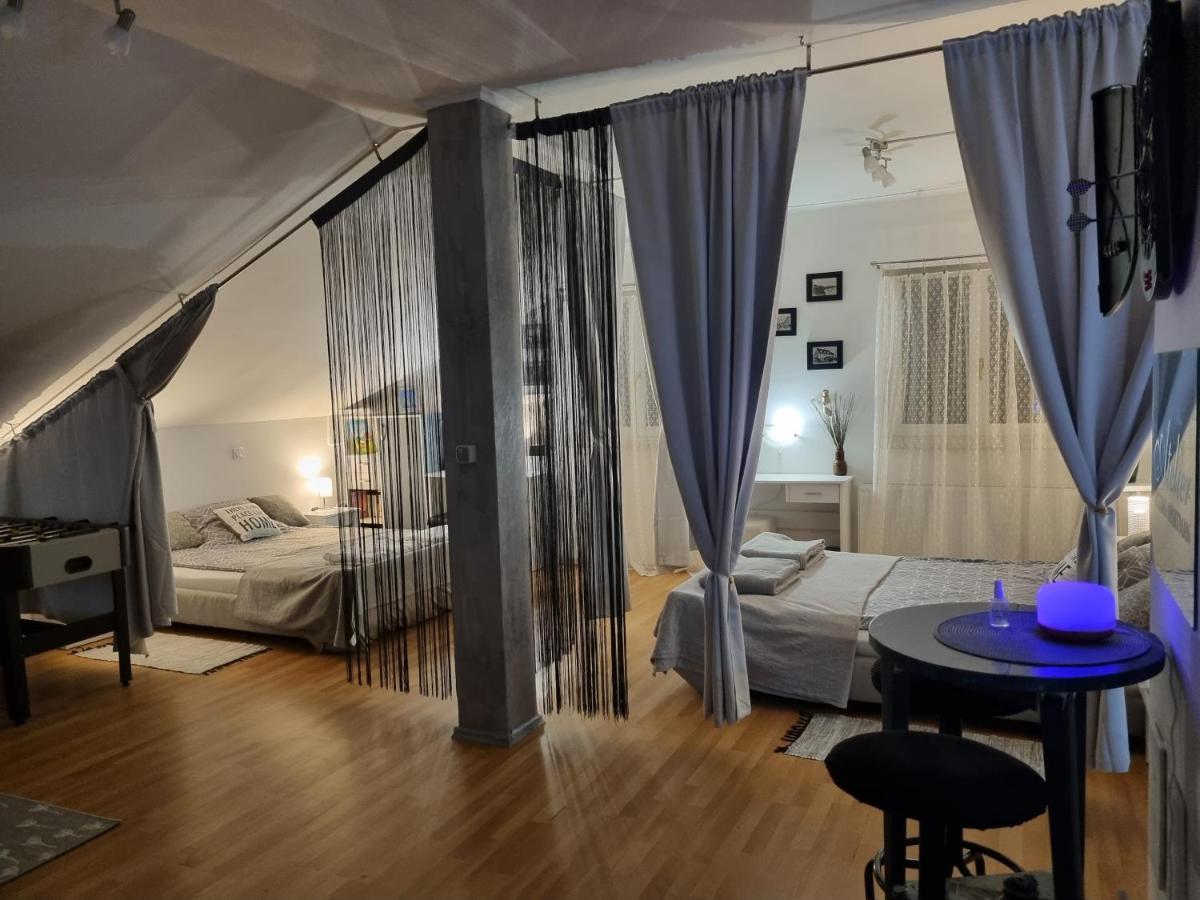 Apartman Atelier คาร์โลวัตส์ ภายนอก รูปภาพ